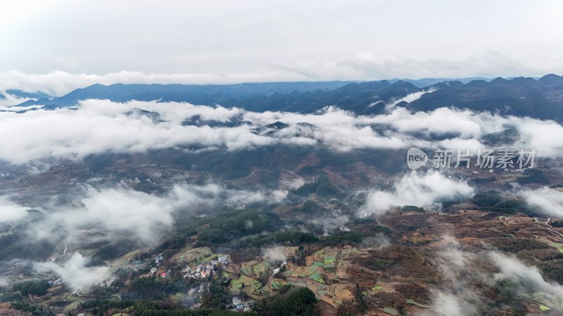 重庆酉阳：雾气中的山村田园