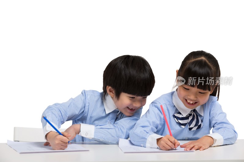 两个小学生在认真学习