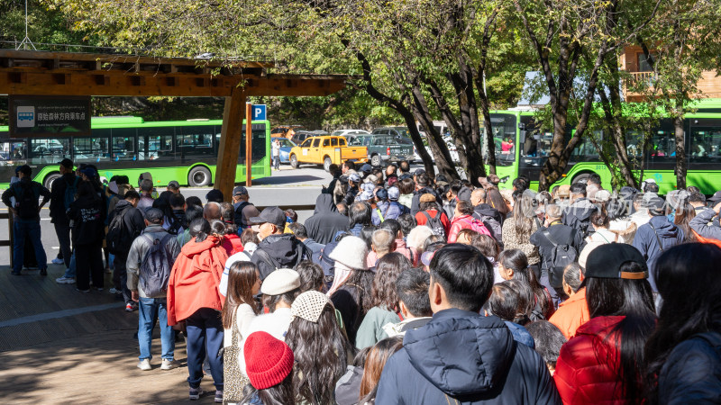 四川九寨沟景区的门口及游客排队上车乘车