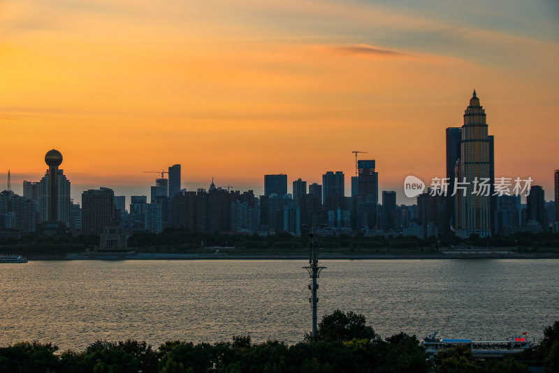 武汉武昌万象城落日剧场，长江沿线江滩落日