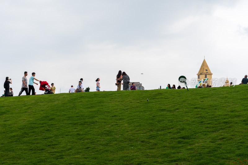 福州青年广场上人们活动的场景