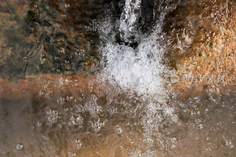 水流冲击岩石溅起水花