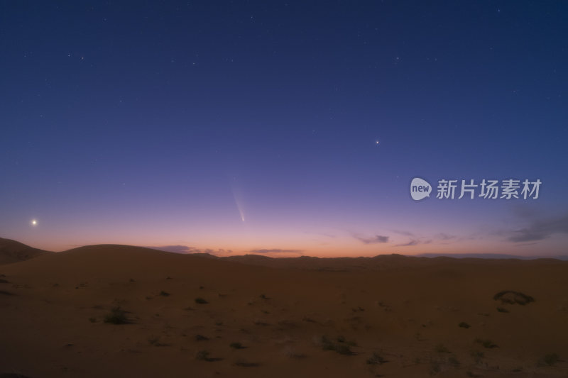 腾格里沙漠夜空彗星落下的唯美景象