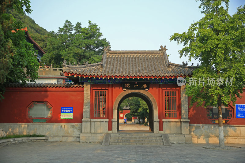 中式古建筑红色院门景观