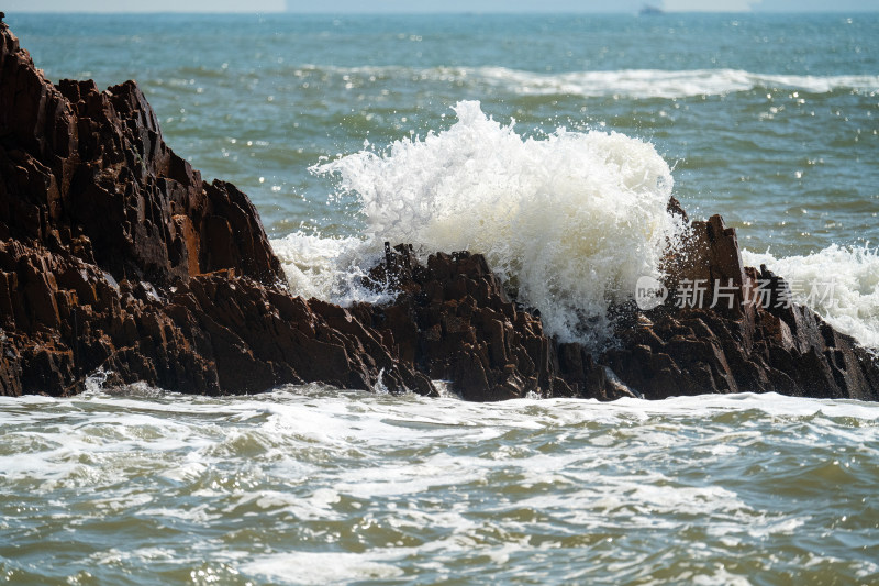 大海中的巨浪与礁石