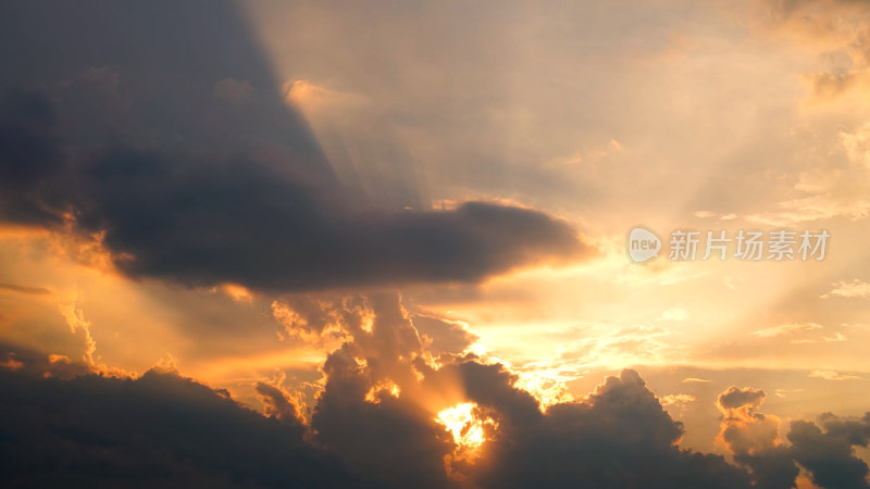 天空夕阳晚霞阳光照射云层耶稣光丁达尔效应