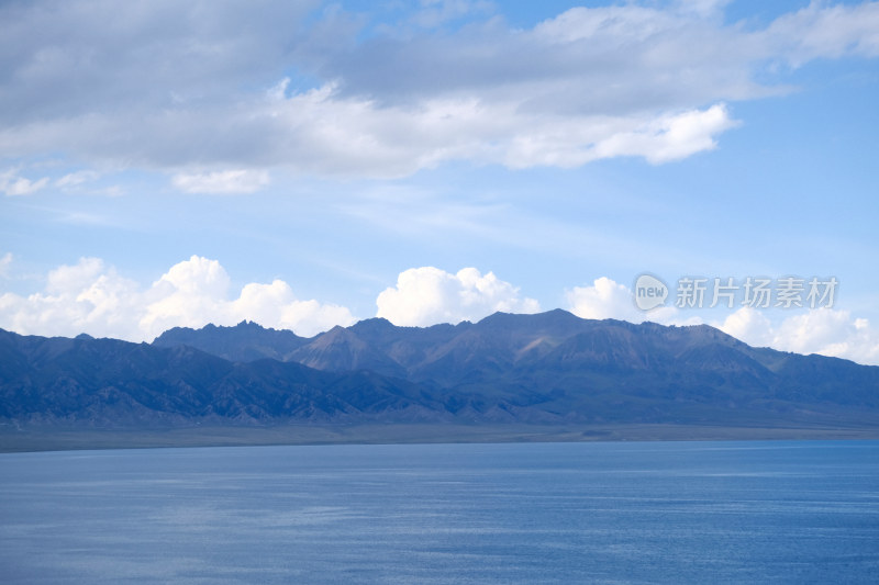 高山下的宽阔水域自然风光全景