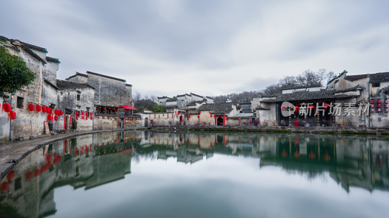 古村落建筑环绕池塘风景如画