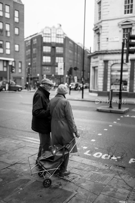 伦敦 街景 老人 夫妻