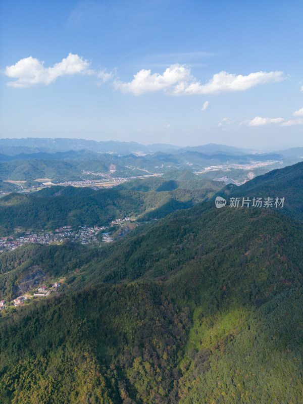 航拍蓝天白云下的青山乡村风光