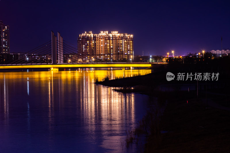 依山傍水的城市建筑夜景