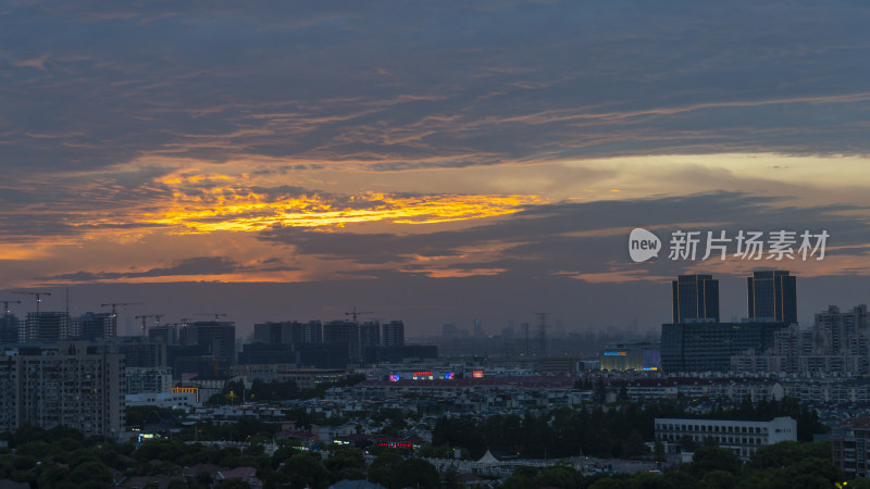 城市上空绚烂的日落景象