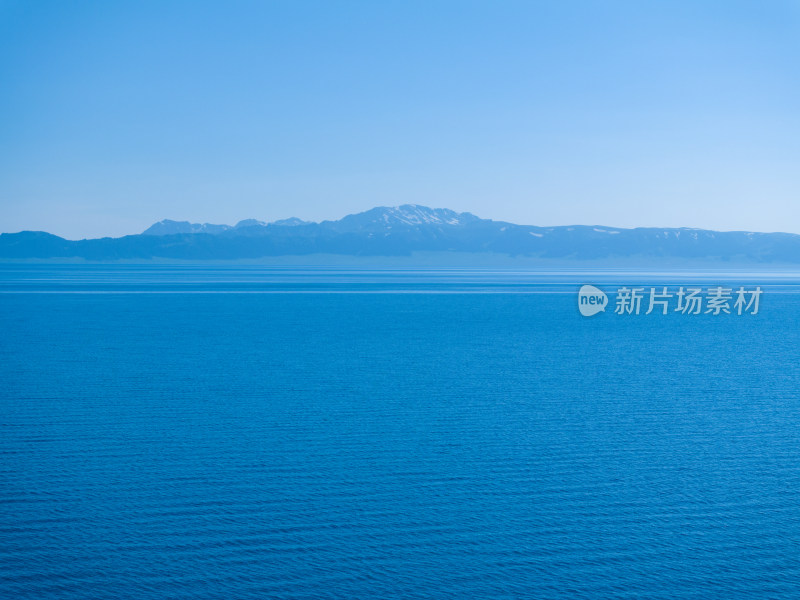 夏天蓝色的新疆赛里木湖