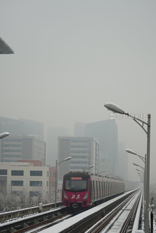 北京雪中行驶的地铁列车