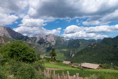 蓝天白云山峰