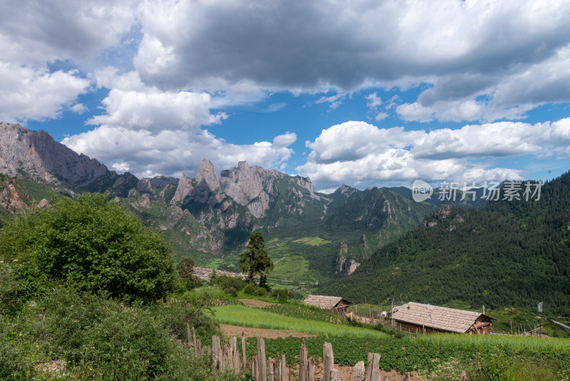 蓝天白云山峰