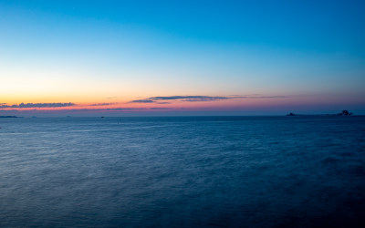 山东烟台东山栈桥海上日出前的朝霞景观