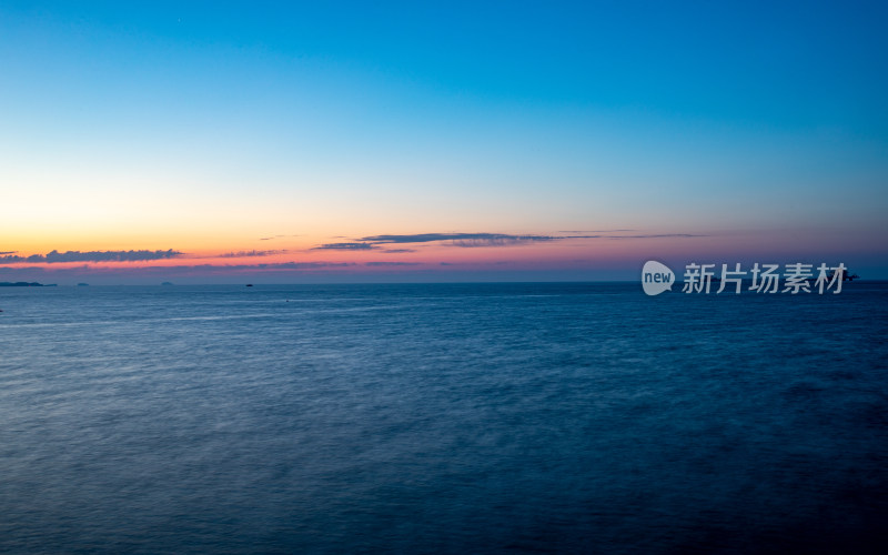 山东烟台东山栈桥海上日出前的朝霞景观