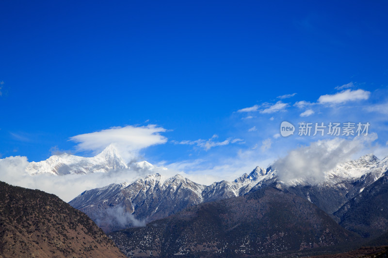 西藏林芝冬季南迦巴瓦峰蓝天白云下的雪山