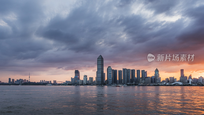 城市江畔的璀璨夜景全景