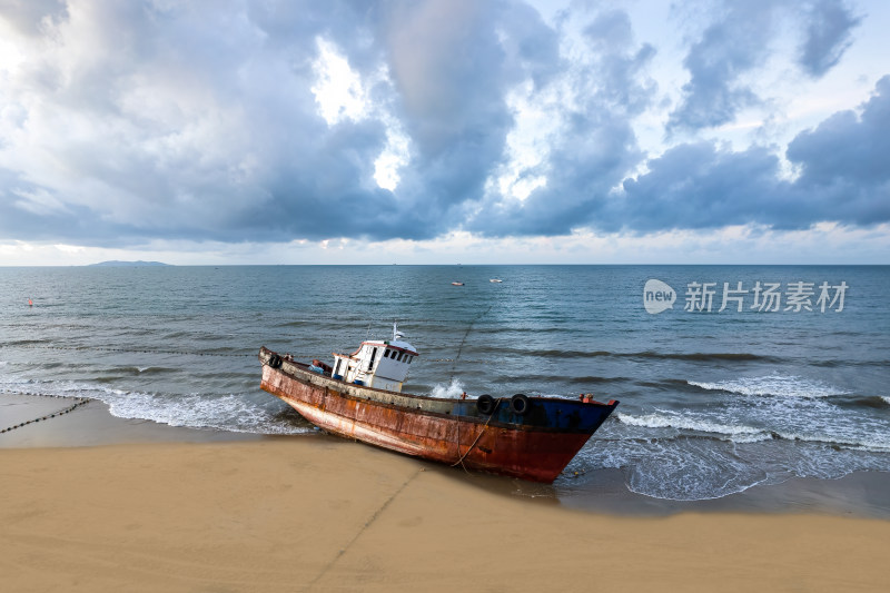 辽阔海面上方布满厚重云层的景象