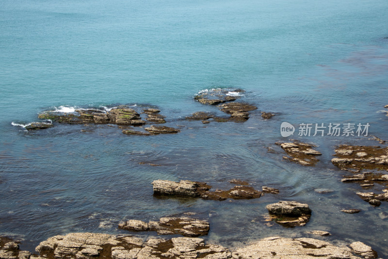 碧波荡漾的礁石海岸