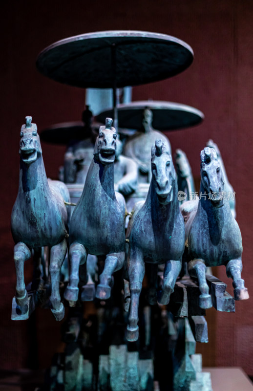 古代青铜马拉车雕塑