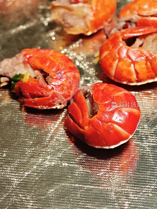 小龙虾露出鲜嫩饱满的虾肉