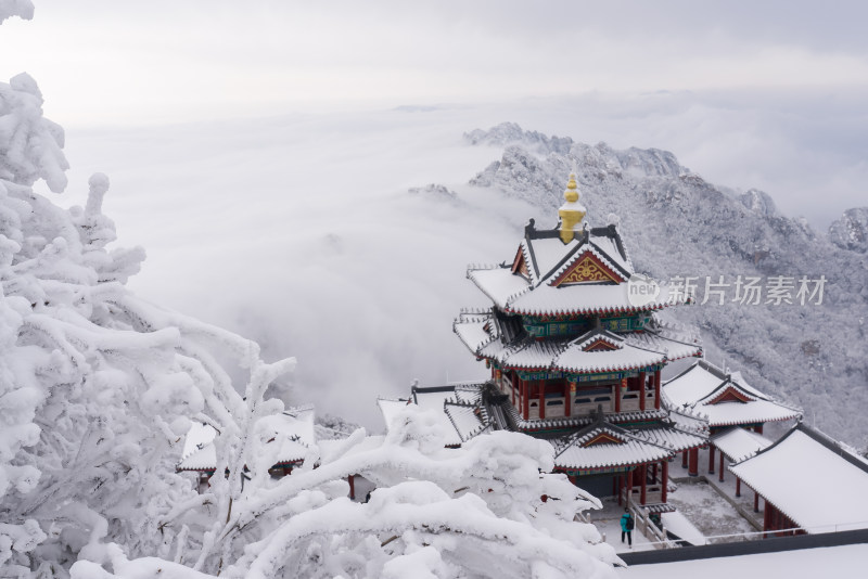 寒冷冬季大雪云海航拍老君山