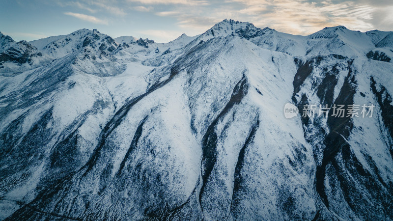 航拍雪山山脉宏伟场景