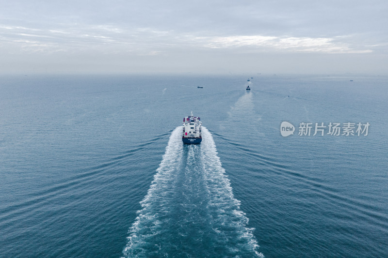 中国广东省珠海市万山群岛珠江口集装箱船