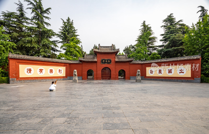 洛阳白马寺入口门白马石狮子景点景观