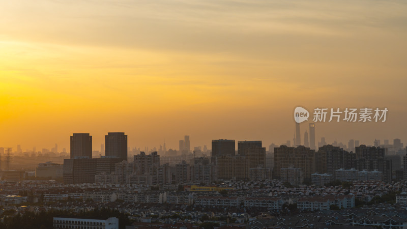 夕阳下的城市建筑鸟瞰全景