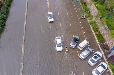 雨后积水的城市道路