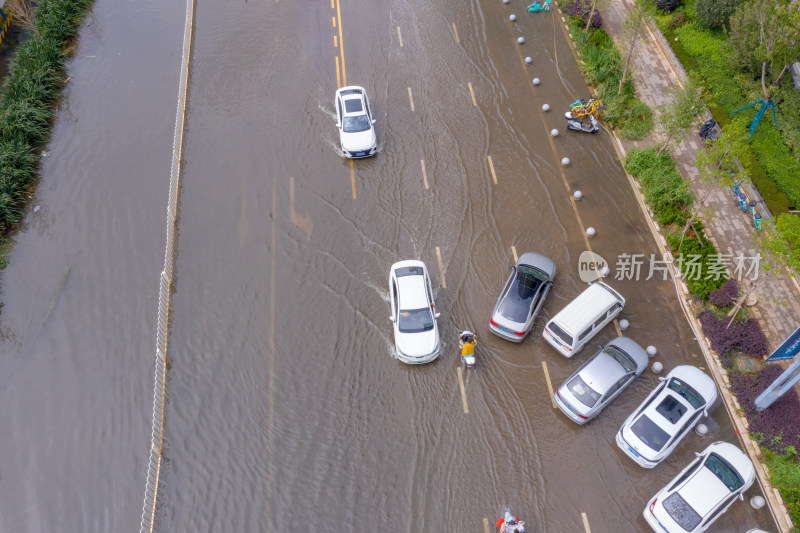 雨后积水的城市道路