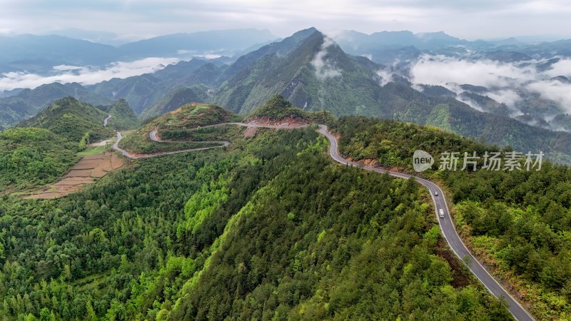 重庆酉阳：雾漫缭绕美青山