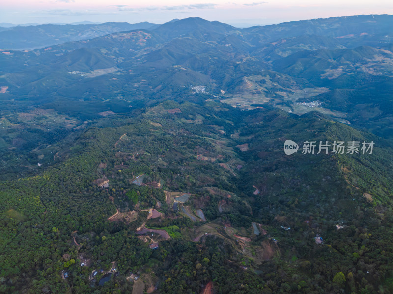 航拍视角下的景迈山山脉自然风光