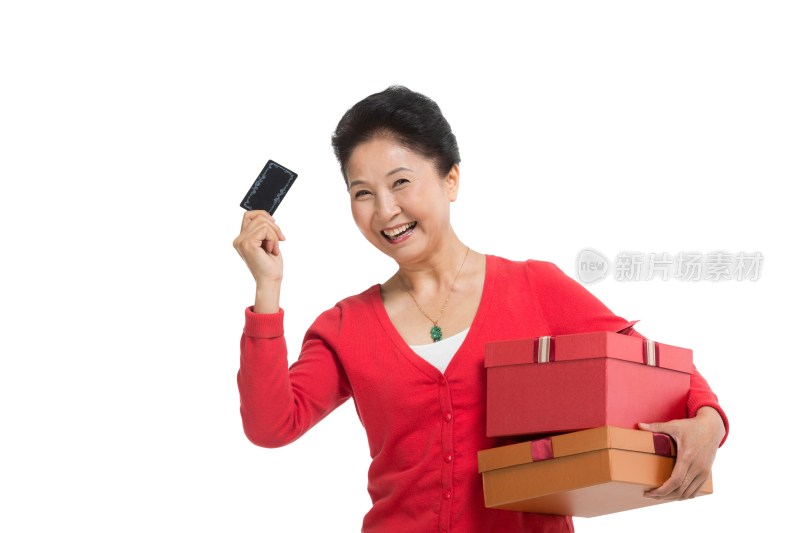 棚拍中老年女性拿着礼物盒和银行卡