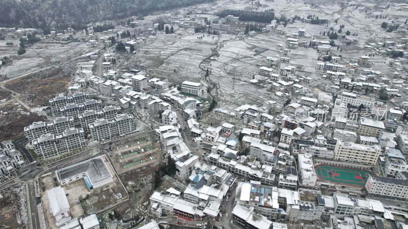 寒潮冬天下雪的大峡谷田野