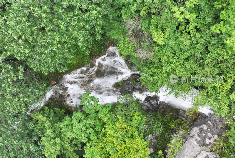 山东枣庄山亭区群山之中的飞瀑流泉美景