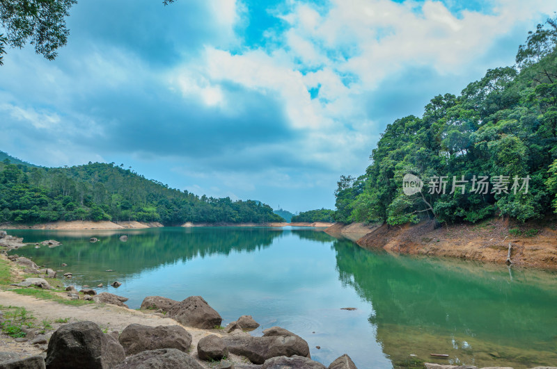 香港城门水塘郊野公园湖泊山景自然风光