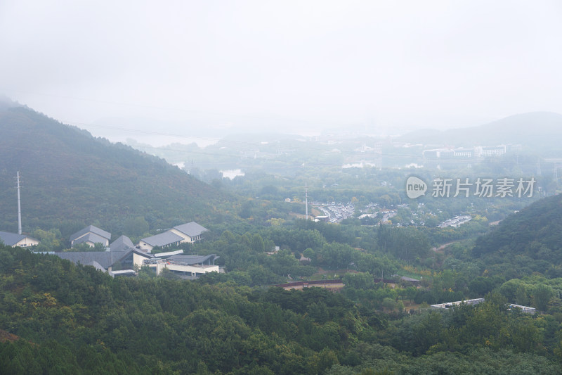 大山深处阴霾天气下的建筑物