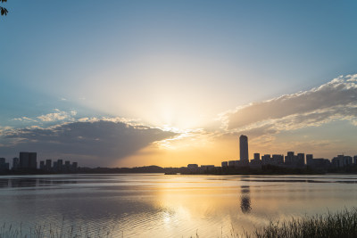 城市公园湖面夕阳倒影