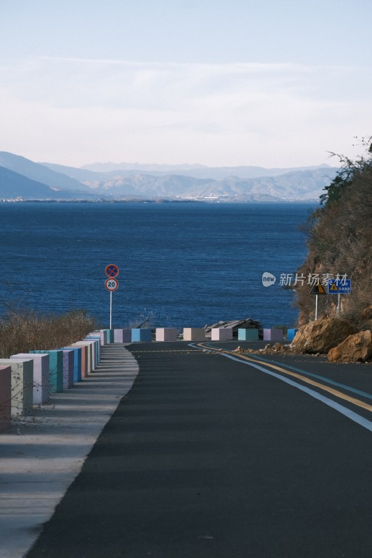 沿海公路与蓝色大海风景