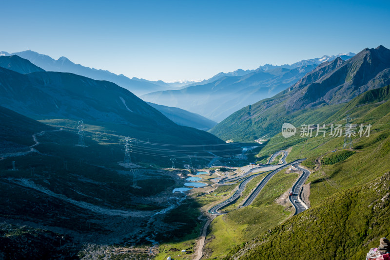 蜿蜒山路与巍峨山脉盘山公路上的壮丽景色