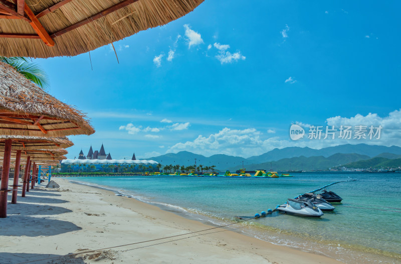 越南芽庄珍珠岛海滩茅草遮阳伞与滨海风光