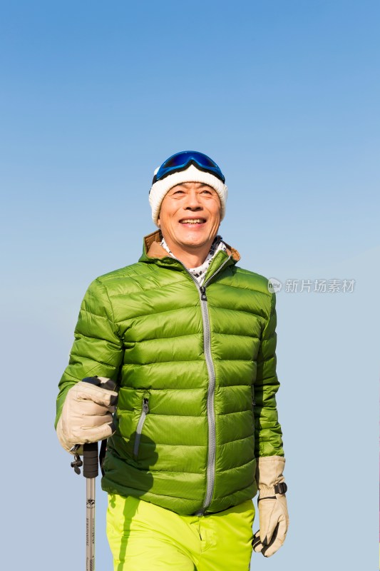 快乐的老年人冬季登山