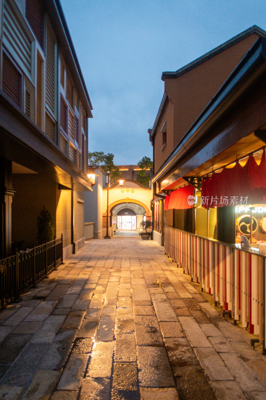 两侧店铺林立的石板路小巷夜景