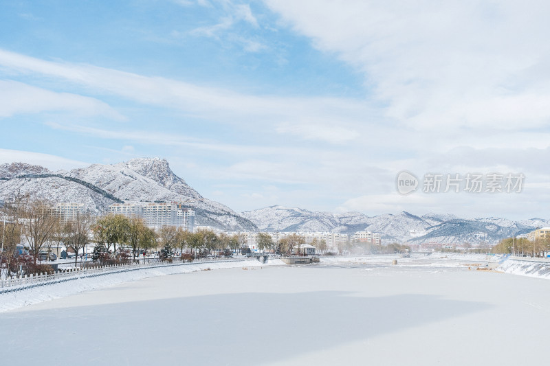 冬天大雪过后覆盖的河道