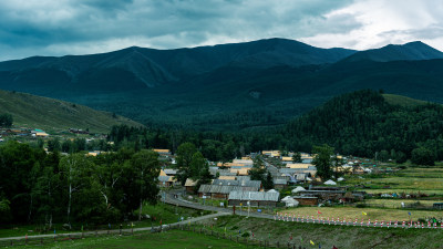 山村绿野与远山景观